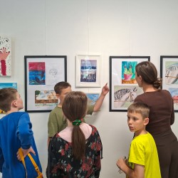 Mini wernisaż prac uczestnik&oacute;w zajęć ceramiczno-plastycznych p. Eli Baur