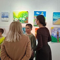 Mini wernisaż prac uczestnik&oacute;w zajęć ceramiczno-plastycznych p. Eli Baur