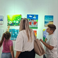 Mini wernisaż prac uczestnik&oacute;w zajęć ceramiczno-plastycznych p. Eli Baur